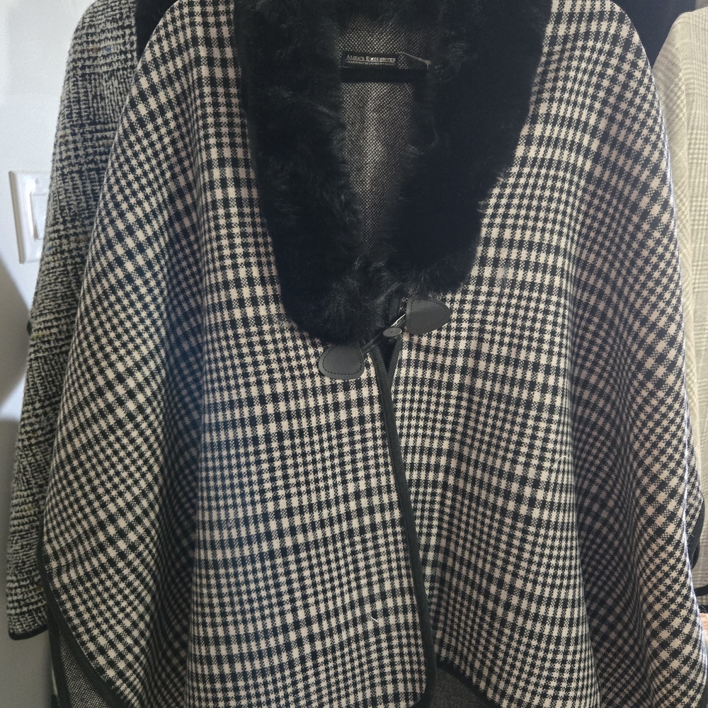 Chico's Black and White Houndstooth Cape with Faux Fur Trim